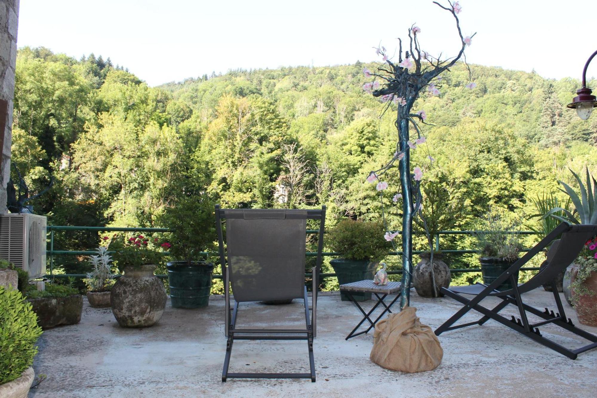 Studio Malou, Cuisine, Salle D'Eau, Terrasse Amenagee Olliergues 外观 照片