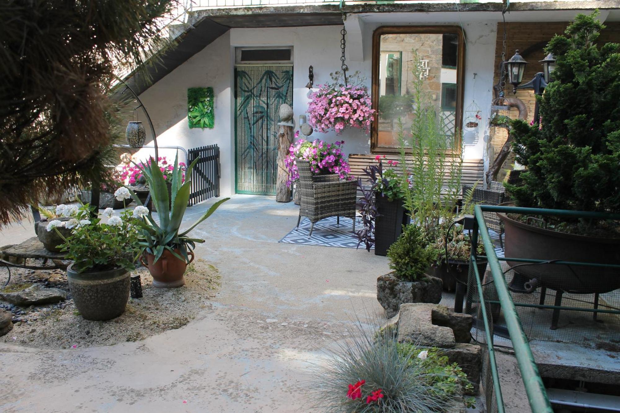Studio Malou, Cuisine, Salle D'Eau, Terrasse Amenagee Olliergues 外观 照片