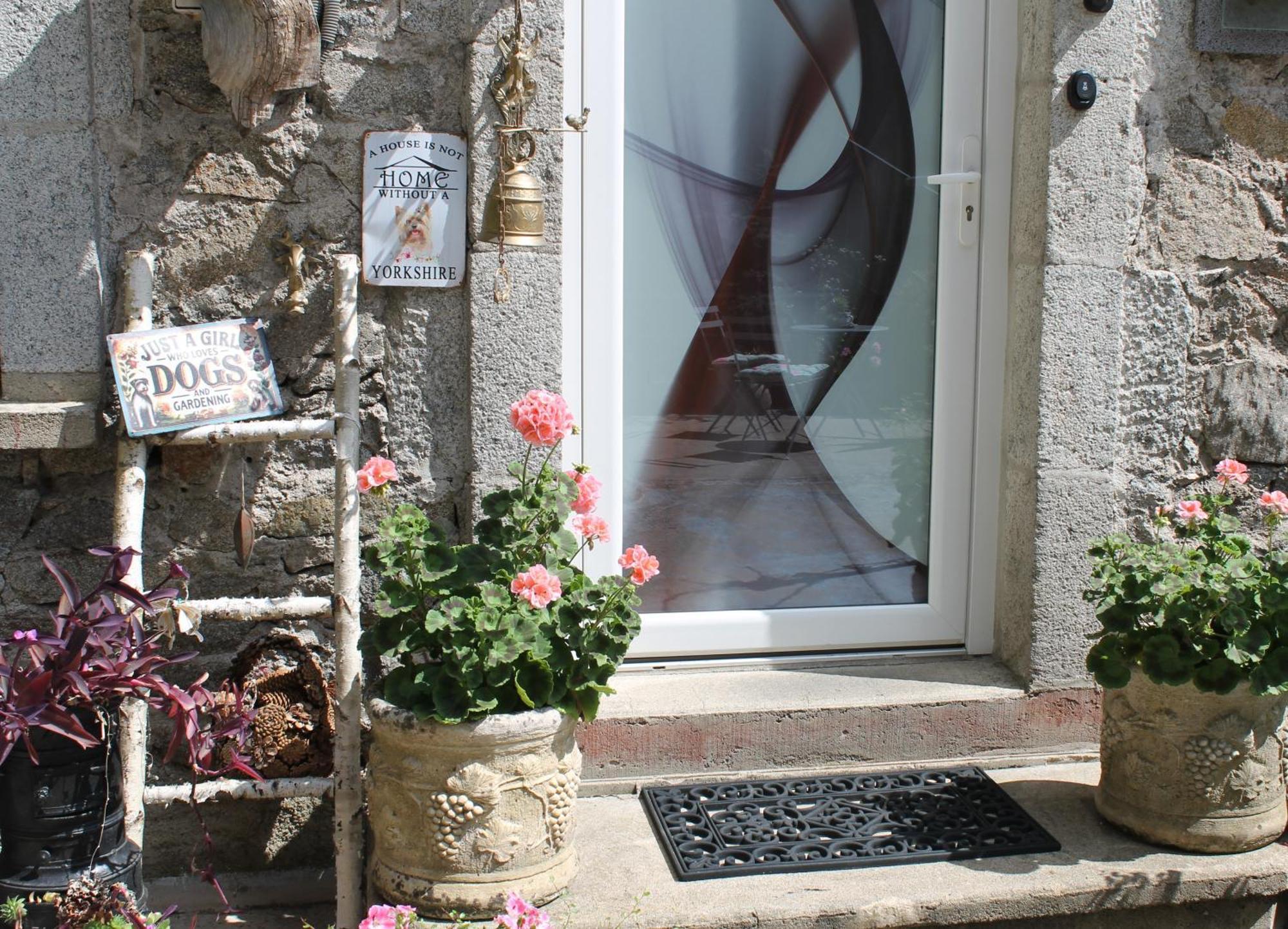 Studio Malou, Cuisine, Salle D'Eau, Terrasse Amenagee Olliergues 外观 照片