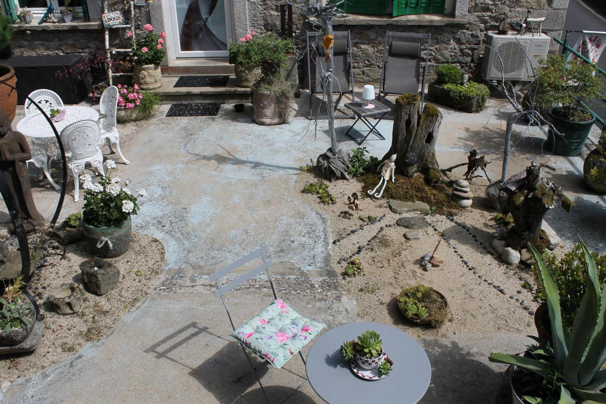 Studio Malou, Cuisine, Salle D'Eau, Terrasse Amenagee Olliergues 外观 照片